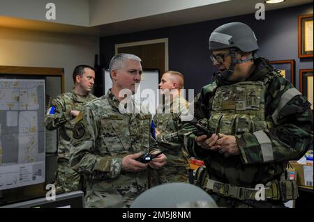 USA Air Force Air National Guardsmen, die der 242. Gefechtsstaffel und dem 194. Flügel zugeteilt sind, führen während der Übung Rainier Kraken am 18. März 2022, Joint Base Lewis-McChord, Washington, einen Funkcheck durch. Die im Voraus geplante Übung auf der Joint Base Lewis-McChord, Washington, soll die Fähigkeit der gemeinsamen Truppen demonstrieren, in allen operativen Bereichen – Luft, Land und Cyberspace – zu operieren und zu überleben. Übung Rainier Kraken ist eine Gelegenheit für Flugzeuge, die dem 446. Airlift Flügel zugeteilt sind, mit Soldaten zusammenzuarbeiten, die dem 9. Technical Escort und dem Washingto zugeteilt sind Stockfoto