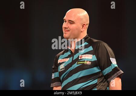 Alexandra Palace, London, Großbritannien. 29. Dezember 2022. 2022/23 PDC Cazoo World Darts Championships Day 12 Nachmittagssitzung; Rob Cross reagiert während seines Spiels mit Mervyn King Credit: Action Plus Sports/Alamy Live News Stockfoto