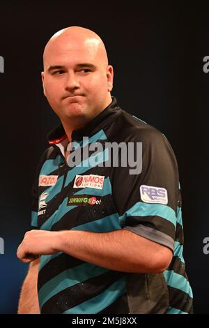 Alexandra Palace, London, Großbritannien. 29. Dezember 2022. 2022/23 PDC Cazoo World Darts Championships Day 12 Nachmittagssitzung; Rob Cross reagiert während seines Spiels mit Mervyn King Credit: Action Plus Sports/Alamy Live News Stockfoto