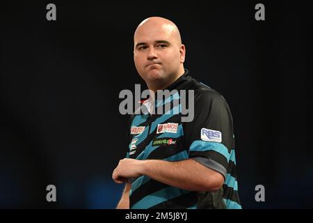 Alexandra Palace, London, Großbritannien. 29. Dezember 2022. 2022/23 PDC Cazoo World Darts Championships Day 12 Nachmittagssitzung; Rob Cross reagiert während seines Spiels mit Mervyn King Credit: Action Plus Sports/Alamy Live News Stockfoto