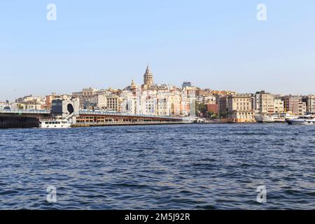 ISTANBUL, TÜRKEI - 12. SEPTEMBER 2017: Es bietet einen Blick auf die Galata-Brücke über die Golden Horn Bay und das historische Galata-Viertel. Stockfoto