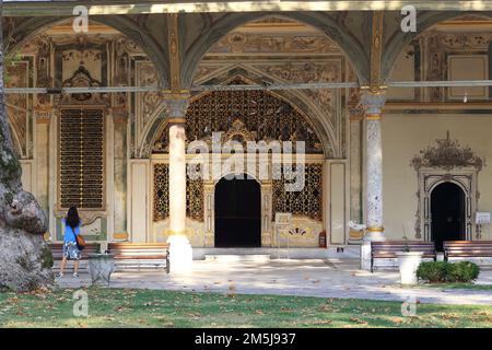 ISTANUL, TÜRKEI - 11. SEPTEMBER 2017: Dies ist ein Eingang zum Regierungsgebäude (Divan-i Humayun) im zweiten Innenhof des Topkapi-Palastes. Stockfoto