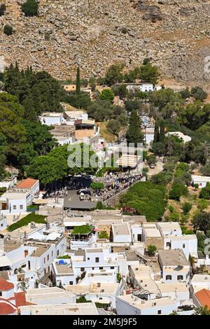 Lindos, Rhodos, Griechenland - Mai 2022: Luftaufnahme des Stadtplatzes in der Stadt Stockfoto