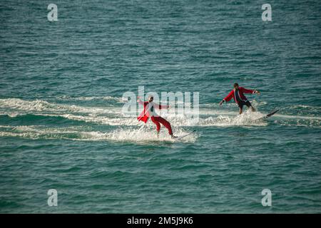 Palästinensische Surfer in Santa Claus-Outfits fahren am 29. Dezember 2022 im mediterranen Gewässer in Gaza-Stadt vorbei. Foto: Ramez Habboub/ABACAPRESS.COM Stockfoto