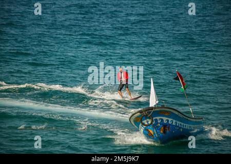 Palästinensische Surfer in Santa Claus-Outfits fahren am 29. Dezember 2022 im mediterranen Gewässer in Gaza-Stadt vorbei. Foto: Ramez Habboub/ABACAPRESS.COM Stockfoto