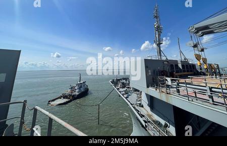 NORFOLK, VA (11. April 2022) Military Sealift Command hat im März das Schleppboot Signet Warhorse I gechartert, um ein großes, mittelschnelles, Roll-on/Roll-off (LMSR)-Schiff USNS Shughart (T-AKR 295) vom Newport News Marine Terminal zur Reserve-Flotte der Maritime Administration in Beaumont, Texas, zu schleppen, wo das Schiff dauerhaft der Reserve Force (Ready Reserve Force, RRF) der MARAD beitreten wird. Stockfoto