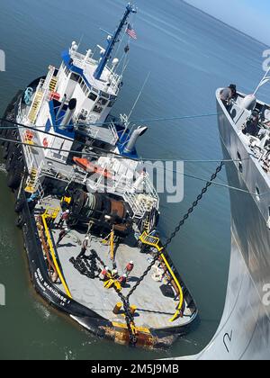 NORFOLK, VA (11. April 2022) Military Sealift Command hat im März das Schleppboot Signet Warhorse I gechartert, um ein großes, mittelschnelles, Roll-on/Roll-off (LSMR)-Schiff USNS Shughart (T-AKR 295) vom Newport News Marine Terminal zur Reserve-Flotte der Maritime Administration in Beaumont, Texas, zu schleppen, wo das Schiff dauerhaft der Ready Reserve Force (RRF) der MARAD beitreten wird. Stockfoto