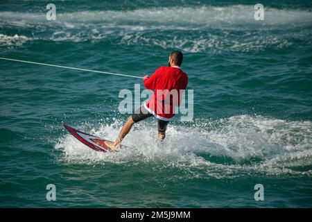 Palästinensische Surfer in Santa Claus-Outfits fahren am 29. Dezember 2022 im mediterranen Gewässer in Gaza-Stadt vorbei. Foto: Ramez Habboub/ABACAPRESS.COM Stockfoto