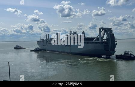 NORFOLK, VA (11. April 2022) Military Sealift Command hat im März das Schleppboot Signet Warhorse I gechartert, um ein großes, mittelschnelles, Roll-on/Roll-off (LSMR)-Schiff USNS Shughart (T-AKR 295) vom Newport News Marine Terminal zur Reserve-Flotte der Maritime Administration in Beaumont, Texas, zu schleppen, wo das Schiff dauerhaft der Ready Reserve Force (RRF) der MARAD beitreten wird. Stockfoto