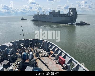 NORFOLK, VA (11. April 2022) Military Sealift Command hat im März das Schleppboot Signet Warhorse I gechartert, um ein großes, mittelschnelles, Roll-on/Roll-off (LMSR)-Schiff USNS Shughart (T-AKR 295) vom Newport News Marine Terminal zur Reserve-Flotte der Maritime Administration in Beaumont, Texas, zu schleppen, wo das Schiff dauerhaft der Reserve Force (Ready Reserve Force, RRF) der MARAD beitreten wird. Stockfoto