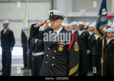 Chief Aviation Structural Mechanic Edison Owen, Kommandeur der Rekrutierungsabteilung, salutiert in der Midway Drill Hall während einer Abschlusszeremonie zur Durchsicht beim Recruit Training Command. Mehr als 40.000 Rekruten trainieren jährlich im einzigen Boot-Camp der Navy. Stockfoto