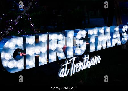 Das beleuchtete Schild „Christmas at trentham Gardens“ in trent staffordshire Stockfoto