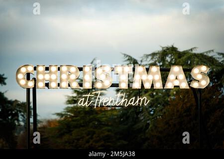 Das beleuchtete Schild „Christmas at trentham Gardens“ in trent staffordshire Stockfoto