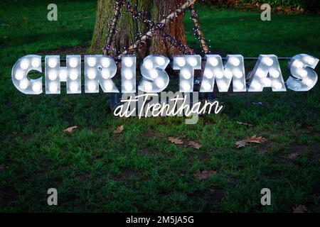 Das beleuchtete Schild „Christmas at trentham Gardens“ in trent staffordshire Stockfoto