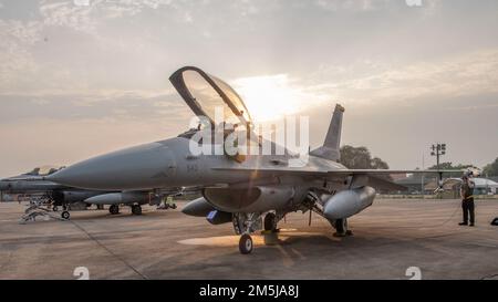 USA Air Force 1. LT. Samantha Colombo, 35. Kampfgeschwader-Pilot, kehrt vom Fliegen einer F-16 zurück, die während Cope Tiger 2022 auf dem Korat Royal Thai Air Base, Thailand, 18. März 2022 gegen Falcon kämpfte. Der 8. Fighter Wing, der auf dem Luftwaffenstützpunkt Kunsan, Republik Korea, stationiert war, hat zur Entwicklung, Planung und Durchführung von CT22 in Thailand beigetragen, um die Allianz mit den Regierungen Thailands und Singapurs hervorzuheben und die Interoperabilität mit den Royal Thai und Royal Singapore Air Forces zu verbessern. Stockfoto