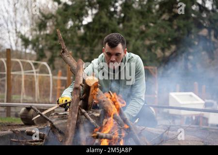 KITSAP COUNTY, Washington (18. März 2022) – USA Navy Air Traffic Controller 3. Class Phil Gibson aus South Bend, Ind., dem Flugzeugträger der Nimitz-Klasse USS Theodore Roosevelt (CVN 71) zugewiesen, löst während einer gemeinnützigen Veranstaltung am 18. März 2022 einen Brand aus. Theodore Roosevelt unterzieht sich einer geplanten zusätzlichen Anlegephase an der Puget Sound Naval Shipyard und der Intermediate Maintenance Facility, wo das Schiff planmäßig gewartet und modernisiert wird. Stockfoto