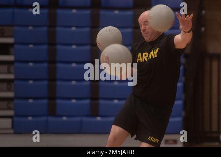 Spät im Spiel trat LT. Col John Hawbaker, BSU ROTC Professor für Militärwissenschaften und Programmdirektor auf und wurde sofort von der gegnerischen Truppe ins Visier genommen. Eine der zentralen Trainingsaktivitäten des Bronco-Bataillons ist das körperliche Fitnesstraining. Die PT-Bildung ist dreimal pro Woche um 0600 Uhr jeden Montag, Mittwoch und Freitag geplant. Nach der Bildung teilt sich das Bataillon in Teams auf, wobei jedes Team seine eigene Reihe von Übungen unter der Leitung eines Mannschaftsführers absolviert, die auf einer Fitnessphilosophie verschiedener Übungen aufbauen. Am letzten Freitag Morgen Stockfoto