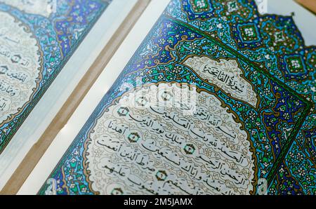 Eine Nahaufnahme von Surah Al-Fatihah auf den ersten Seiten des Heiligen Korans, Koran heilige Bücher von Muslimen, Allah und Gott, Muslim, Surah Koran. Stockfoto