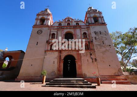 Allgemeiner Blick auf die Hauptfassade der Kirche San Jeronimo Tlacochahuaya in der Gemeinde San JerÃ³nimo Tlacochahuaya, 21 km von der Hauptstadt des Bundesstaates Oaxaca/Eyepix Group entfernt (Bild: © Carlos Santiago/Eyepix via ZUMA Press Wire) Stockfoto