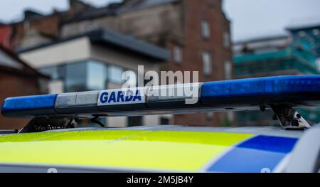 Polizeizeichen auf Streifenwagen in Irland Stockfoto