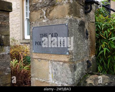 Das Alte Polizeihaus. Name des Hauses in Hovingham, North Yorkshire Stockfoto