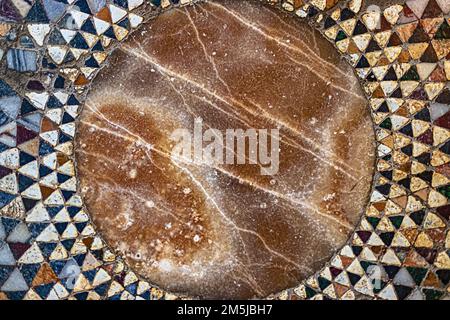 Byzantinische Mosaiken auf dem Boden von St. Nicholas Church Demre, Türkei. Antiker Marmorboden. Stockfoto