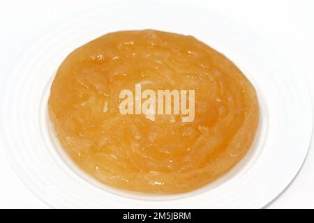 Ägyptischer Meshabek, ein abgerundeter Süßstoff aus frittiertem knusprigem Teig, der entweder in Honig oder Zuckersirup getränkt ist. Der Name wird in (verdreht) übersetzt. Stockfoto