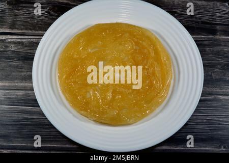 Ägyptischer Meshabek, ein abgerundeter Süßstoff aus frittiertem knusprigem Teig, der entweder in Honig oder Zuckersirup getränkt ist. Der Name wird in (verdreht) übersetzt. Stockfoto
