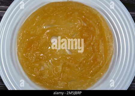 Ägyptischer Meshabek, ein abgerundeter Süßstoff aus frittiertem knusprigem Teig, der entweder in Honig oder Zuckersirup getränkt ist. Der Name wird in (verdreht) übersetzt. Stockfoto