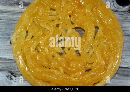 Ägyptischer Meshabek, ein abgerundeter Süßstoff aus frittiertem knusprigem Teig, der entweder in Honig oder Zuckersirup getränkt ist. Der Name wird in (verdreht) übersetzt. Stockfoto