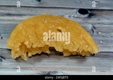 Ägyptischer Meshabek, ein abgerundeter Süßstoff aus frittiertem knusprigem Teig, der entweder in Honig oder Zuckersirup getränkt ist. Der Name wird in (verdreht) übersetzt. Stockfoto