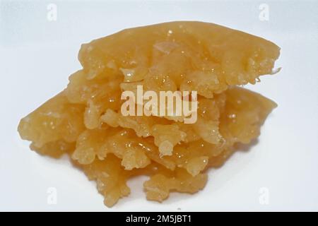 Ägyptischer Meshabek, ein abgerundeter Süßstoff aus frittiertem knusprigem Teig, der entweder in Honig oder Zuckersirup getränkt ist. Der Name wird in (verdreht) übersetzt. Stockfoto