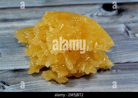 Ägyptischer Meshabek, ein abgerundeter Süßstoff aus frittiertem knusprigem Teig, der entweder in Honig oder Zuckersirup getränkt ist. Der Name wird in (verdreht) übersetzt. Stockfoto
