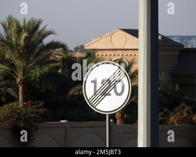 Ende 120 KM H 1020 km/h Geschwindigkeitsbegrenzungszone Straßenschild, seitliches Schild Geschwindigkeitsbegrenzung Ende 120 km/h Zone für Fahrzeuge Stockfoto