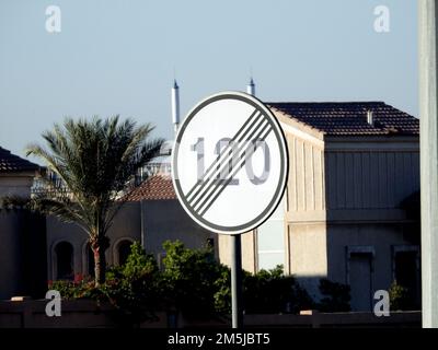 Ende 120 KM H 1020 km/h Geschwindigkeitsbegrenzungszone Straßenschild, seitliches Schild Geschwindigkeitsbegrenzung Ende 120 km/h Zone für Fahrzeuge Stockfoto