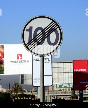 Kairo, Ägypten, Dezember 29 2022: Ende 100 KM H 100 km/h Geschwindigkeitsbegrenzung Zone Straßenschild, seitliches Schild Geschwindigkeitsbegrenzung Ende 100 km Stockfoto