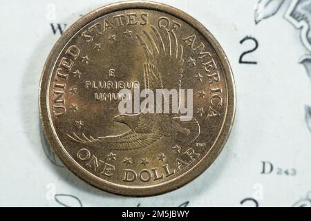 Weißkopfseeadler im Flug von der Rückseite der goldenen Sacagawea-Dollar-Serie 2000, amerikanische 1 $ 1-Dollar-Münze, alte US-Retro-Münze auf USD Stockfoto