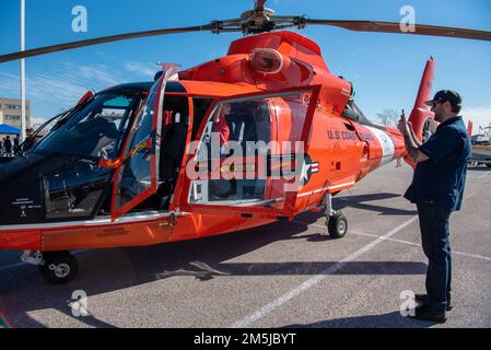 Ein Mitglied der Öffentlichkeit fotografiert einen Hubschrauber der Küstenwache Houston MH-65 Dolphin während des Community Day des Sektors Houston-Galveston in Houston, Texas, 19. März 2022. Während der Veranstaltung stellten Mitglieder der Küstenwache aus Sektor Houston-Galveston und umliegenden Einheiten Ausrüstung aus und diskutierten verschiedene Einsätze der Küstenwache. Stockfoto