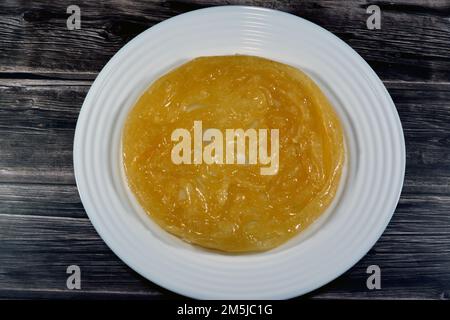Ägyptischer Meshabek, ein abgerundeter Süßstoff aus frittiertem knusprigem Teig, der entweder in Honig oder Zuckersirup getränkt ist. Der Name wird in (verdreht) übersetzt. Stockfoto