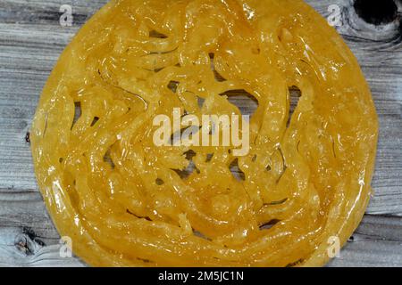 Ägyptischer Meshabek, ein abgerundeter Süßstoff aus frittiertem knusprigem Teig, der entweder in Honig oder Zuckersirup getränkt ist. Der Name wird in (verdreht) übersetzt. Stockfoto