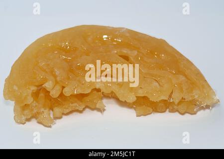 Ägyptischer Meshabek, ein abgerundeter Süßstoff aus frittiertem knusprigem Teig, der entweder in Honig oder Zuckersirup getränkt ist. Der Name wird in (verdreht) übersetzt. Stockfoto