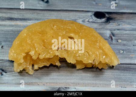 Ägyptischer Meshabek, ein abgerundeter Süßstoff aus frittiertem knusprigem Teig, der entweder in Honig oder Zuckersirup getränkt ist. Der Name wird in (verdreht) übersetzt. Stockfoto