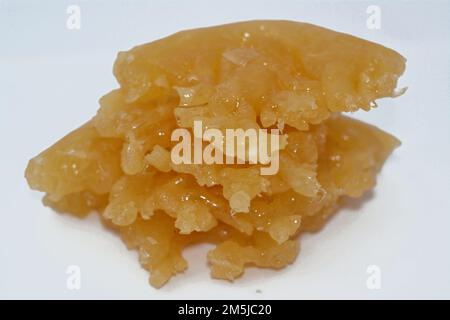 Ägyptischer Meshabek, ein abgerundeter Süßstoff aus frittiertem knusprigem Teig, der entweder in Honig oder Zuckersirup getränkt ist. Der Name wird in (verdreht) übersetzt. Stockfoto