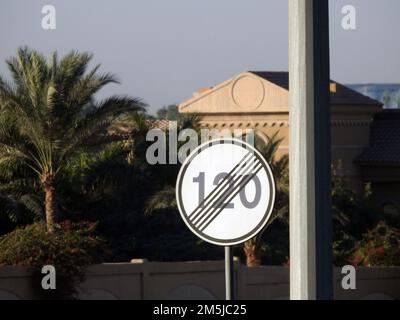 Ende 120 KM H 1020 km/h Geschwindigkeitsbegrenzungszone Straßenschild, seitliches Schild Geschwindigkeitsbegrenzung Ende 120 km/h Zone für Fahrzeuge Stockfoto