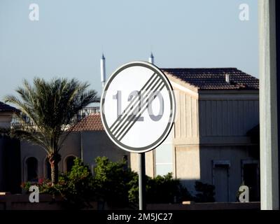 Ende 120 KM H 1020 km/h Geschwindigkeitsbegrenzungszone Straßenschild, seitliches Schild Geschwindigkeitsbegrenzung Ende 120 km/h Zone für Fahrzeuge Stockfoto