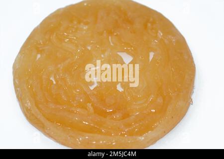Ägyptischer Meshabek, ein abgerundeter Süßstoff aus frittiertem knusprigem Teig, der entweder in Honig oder Zuckersirup getränkt ist. Der Name wird in (verdreht) übersetzt. Stockfoto