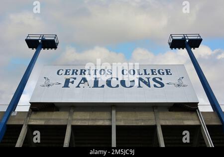 CERRITOS, KALIFORNIEN - 28. DEZEMBER 2022: Falcon Stadium-Schild auf dem Campus des Cerritos College. Stockfoto