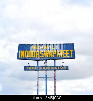 NORWALK, KALIFORNIEN - 28. DEZ. 2022: Norwalk Indoor Swap Meet Schild am Alondra Boulevard. Der beliebte Flohmarkt ist jetzt geschlossen, aber das Wahrzeichen ist noch da Stockfoto