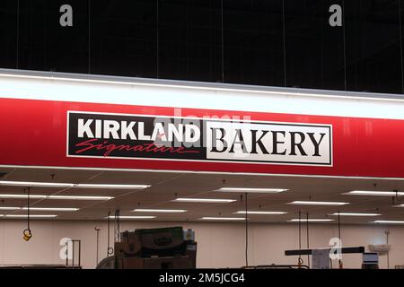 Honolulu, HI - 23. Dezember 2022: Kirkland Signature Bäckerei im Costco Großhandelsversandzentrum. Stockfoto