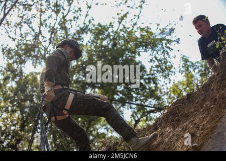 Ein philippinischer Armeesoldat, der dem 1. Brigaden-Kampfteam zugeteilt wurde, seilt sich während des Trainingskurses für Jungle Operations von der Klippe ab, während ein JOTC-Lehrer seine Technik während des Salkanib 2022 Fort Magsaysay, Nueva Ecija, Philippinen, 19. März 2022 beobachtet. Salaknib wird jährlich von der philippinischen Armee in den USA geführt Von der Army Pacific gesponserte bilaterale Übung, die darauf abzielte, die Kapazitäten und die Interoperabilität der US-amerikanischen und der philippinischen Armee im gesamten Spektrum militärischer Operationen zu verbessern und gleichzeitig die Verbindungen zwischen den beiden langjährigen Partnerländern zu stärken. (USA Armeefoto von SPC Joshua Oller/28. Pub Stockfoto